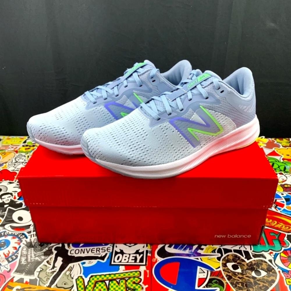 New Balance DRFT V2.  Size 7 wide.